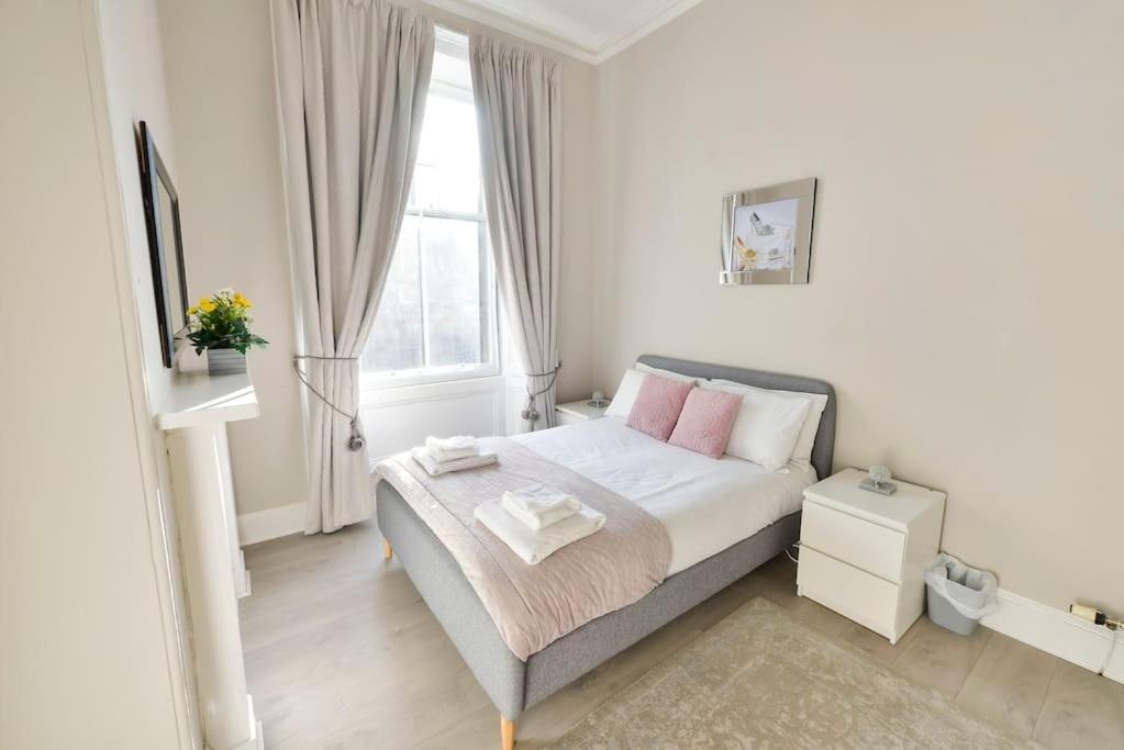 George IV Bridge - Superbly Located 3 Bedroom! 에든버러 외부 사진