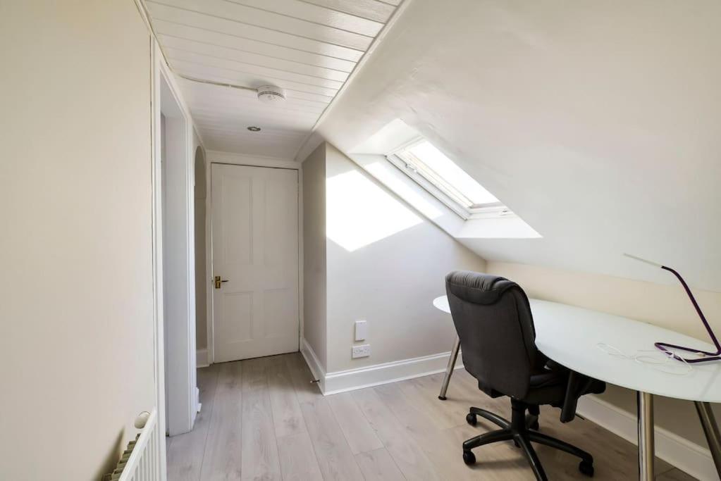 George IV Bridge - Superbly Located 3 Bedroom! 에든버러 외부 사진