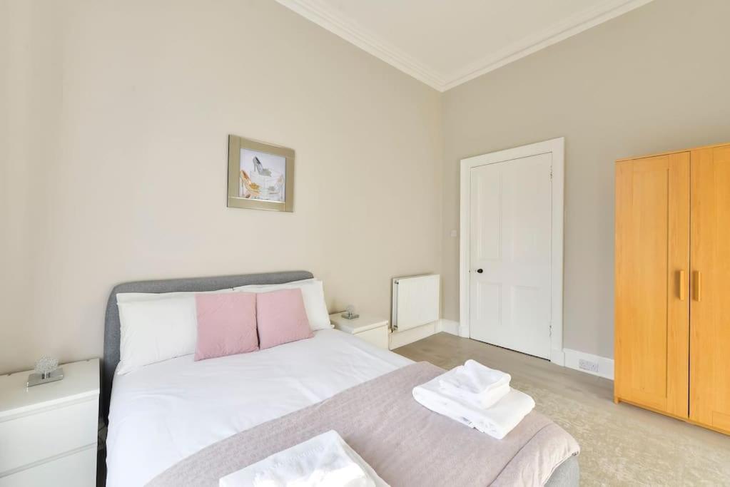 George IV Bridge - Superbly Located 3 Bedroom! 에든버러 외부 사진