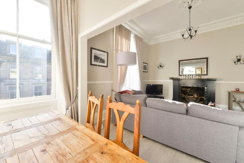 George IV Bridge - Superbly Located 3 Bedroom! 에든버러 외부 사진